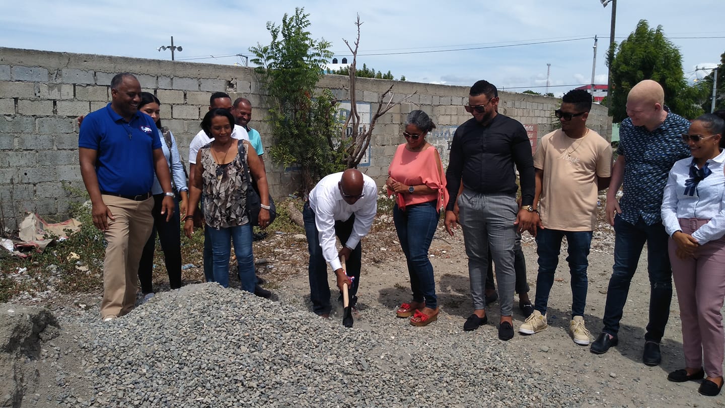 Alcalde de Sabana Yegua da primer picazo para la construcción de una pequeña plaza